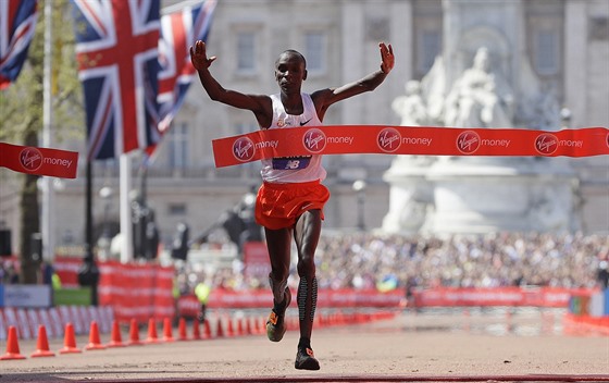 Eliud Kipchoge pi svém tetím triumfu v Londýnském maratonu.
