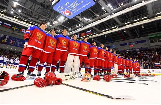 Ruská hokejová osmnáctka po vítězném zápase na světovém šampionátu v...