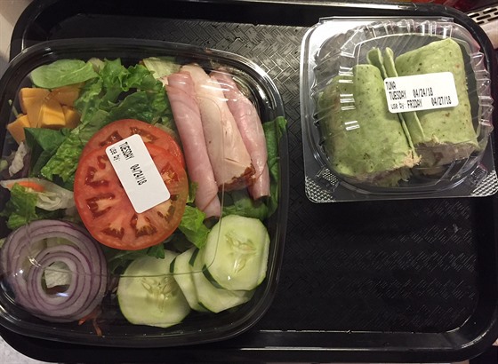 Ukázka jídla, které si pacient vybral z nabídky v nemocniční jídelně: zeleninový salát se šunkou a k tomu špenátová tortilla plněná tuňákem. Spousta bílkovin a zdravých tuků.