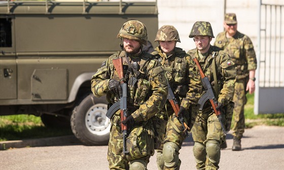 Cviení aktivní zálohy Armády eské republiky v areálu eské zbrojovky v...