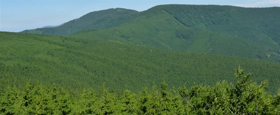 Pohled na dva beskydské vrcholy - vlevo Knhyn, vpravo ertv mlýn. Foceno z...
