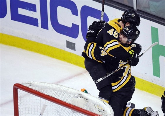 David Krejí (vlevo) a Jake DeBrusk se radují z gólu Bostonu.