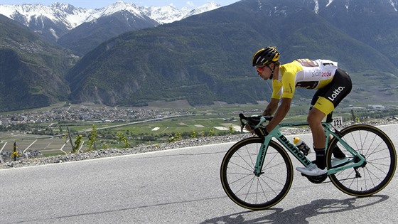 Slovinský cyklista Primo Rogli na trati 4. etapy závodu Kolem Romandie.