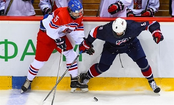 Český hokejista Karel Plášek v souboji s Gavinem Hainem z USA.