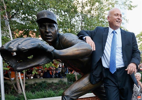 Baseballová ikona Cal Ripken Jr. se opírá do své vlastní sochy.