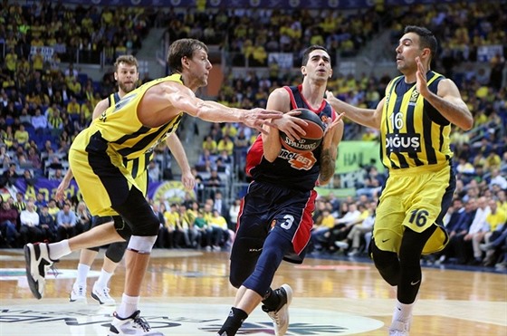 Jan Veselý (vlevo) a Kostas Slukas z Fenerbahce se pokouejí zkomplikovat...