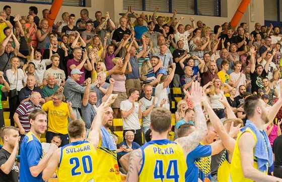 Radost ústeckých basketbalist z vítzství v estém tvrtfinále nad Pardubicemi.