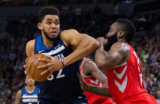 Karl-Anthony Towns (vlevo) z Minnesoty se tlaí kolem Jamese Hardena z Houstonu.