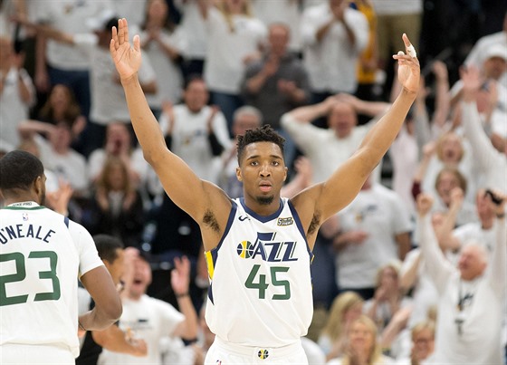 Donovan Mitchell oslavuje výhru svého Utahu nad Oklahoma City.