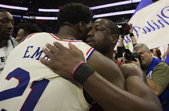 Joel Embiid (vlevo) z Philadelphie a Dwyane Wade z Miami, budoucnost a nedávná...