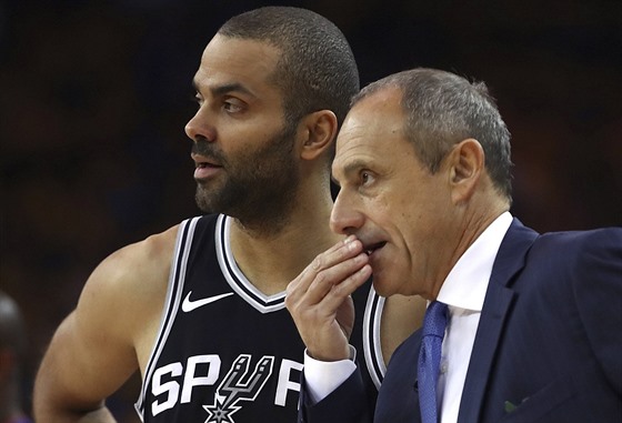 Tony Parker (vlevo) ze San Antonia se radí s trenérem Ettorem Messinou.