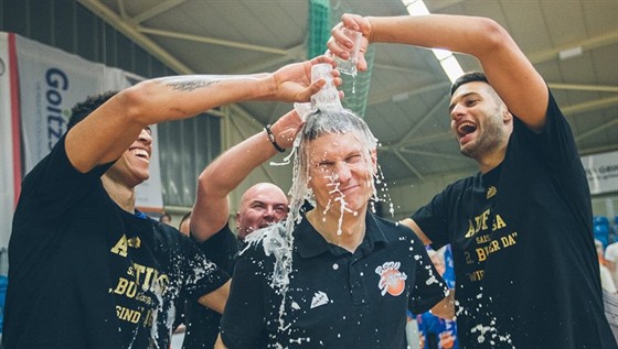 Tomá Grepl oslavuje se Sandersdorfem postup do tetí ligy.