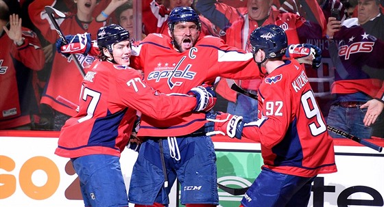 Ruský hokejista Alex Ovečkin (uprostřed) se raduje se svými washingtonskými...