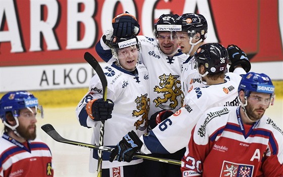 Finové se radují z gólu v eské síti na védských hrách. Tuomasi Kiiskinenovi...