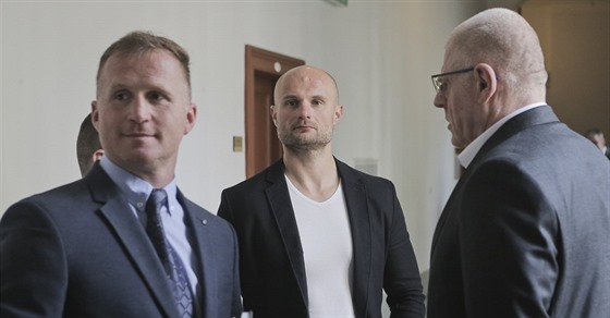 Vrchní soud zrušil bývalému plzeňskému radnímu Michalu Dvořákovi a boxerovi Romanu Semanovi (vlevo) tříleté podmíněné tresty za údajný dotační podvod.