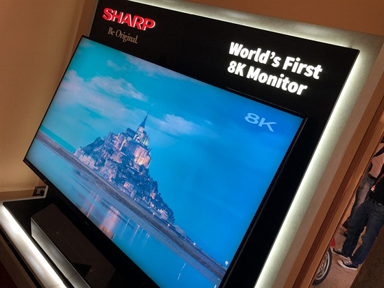Kužník Jan: První 8K monitor na světě s úhlopříčkou 70 palců vyrobil Sharp.