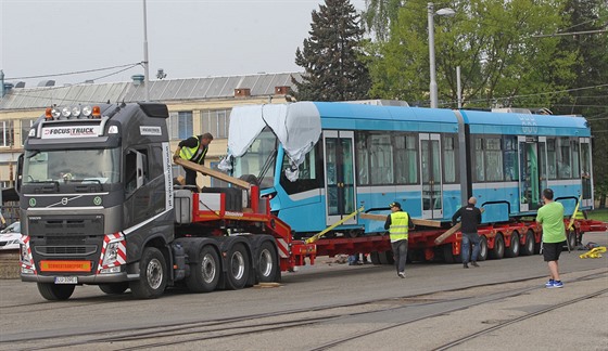 Do Ostravy v druhé polovině dubna dorazil první vůz nového typu tramvaje. V...