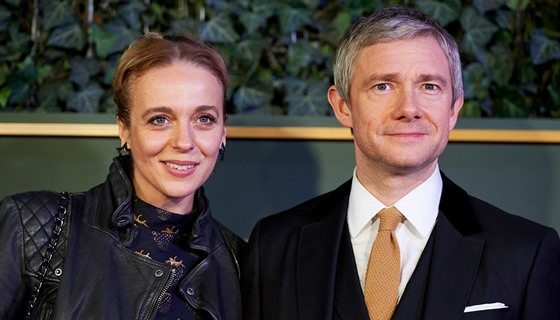 Amanda Abbingtonová a Martin Freeman (Londýn, 22. listopadu 2015)