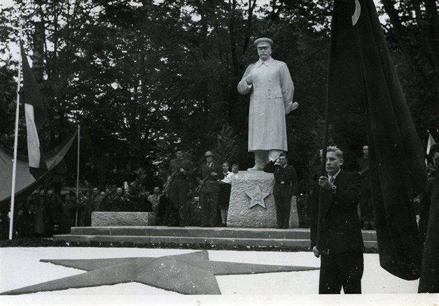 Monumentální socha Josifa Vissarionovie Stalina v Jiín byla odhalena 21. 9....
