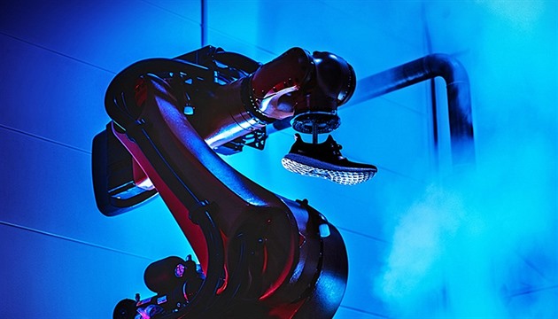 Adidas se pyšní další továrnou budoucnosti. Roboti vyrobí třikrát víc bot -  iDNES.cz