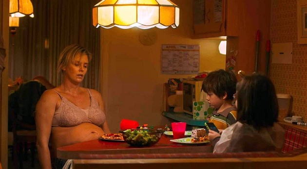 Nemám facelift, prostě stárnu, brání se komentářům Charlize Theronová