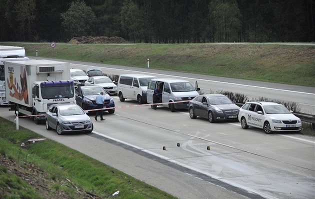 Nehoda tí kamion, která v pondlí uzavela na 121. kilometru dálnici D1 ve...