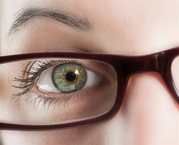 Epidemie krátkozrakosti. Kromě brýlí může pomoct i operace