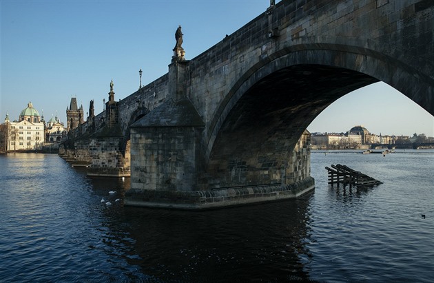 Z lodi je lépe vidt opracování mostu. Na Vltav se odtrhnete od souasnosti,...