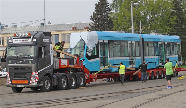 Do Ostravy v druhé polovin dubna dorazil první vz nového typu tramvaje. V...