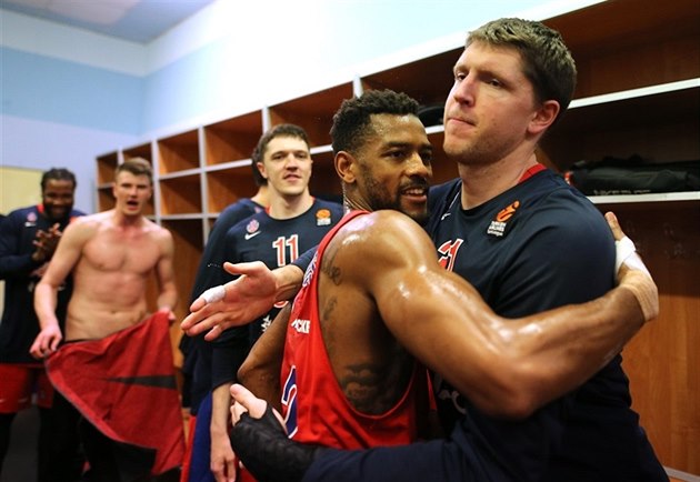 Basketbalisté CSKA Moskva slaví postup na euroligové Final Four. V pop�edí...