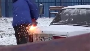 Ruský trest za patné parkování: Útok rozbruskou!