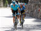 Cyklista Jan Hirt v dresu týmu Astana pi závod Kolem Alp.