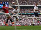 Alexis Sánchez (Manchester United) stílí hlavou gól proti Tottenhamu.