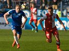 Liberecký Jan Mikula a Stanislav Tecl ze Slavie se enou za letícím míem.