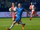 Jan Mikula (v modrém) a Stanislav Tecl bojují o míč v zápase mezi Libercem a...