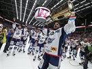 Martin Zaovi zvedá Masarykv pohár nad hlavu. Kometa ovládla hokejovou...