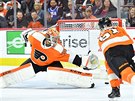 Michal Neuvirth z Philadelphia Flyers chce zasáhnout proti stele v play off...