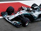 Lewis Hamilton v rámci kvalifikace projídí se svým Mercedesem okruh v Baku.