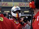 Sebastian Vettel slaví s týmem Ferrari vítzství v kvalifikaci na Velkou cenu...