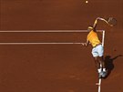 panlský tenista Rafael Nadal podává v semifinále turnaje v Barcelon.
