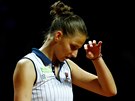 eská tenistka Karolína Plíková pemítá mezi výmnami semifinálového duelu ve...