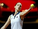 Karolína Plíková se chystá na podání v semifinále tenisového turnaje ve...