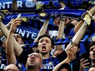 Fanouci Interu Milán povzbuzují svj oblíbený tým ve stetnutí s Juventusem.
