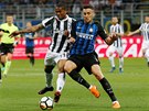 Matias Vecino z Interu Milán (vpravo) a Douglas Costa z Juventusu svádjí...