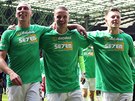 Fotbalisté Celtiku Glasgow se radují ze zisku titulu.