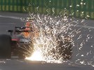 Max Verstappen s vozem Red Bull na trati ázerbajdánského okruhu v Baku.