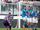 Jordan Veretout (Fiorentina) se snaží ohrozit branku Neapole z přímého kopu.