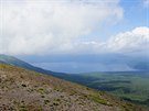 Výhled z vrcholu Tarumae, pod sopkou je dobe vidt kalderové jezero ikocu.