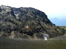 Dýmající, horký lávový dóm ve stedu kráteru sopky Tarumae