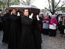 Ostatky kardinála Josefa Berana pevezli v pátek veer do Strahovského klátera...